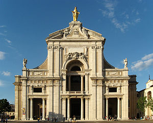Basílica de Santa Maria dos Anjos vista de fora, que abriga em seu interior a pequena Porciúncula.