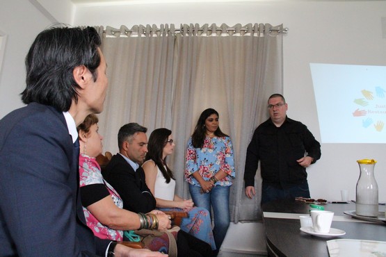 Apresentação do Projeto Piloto na Penitenciária de Florianópolis. Na foto da Esquerda para direita: Dr. Alexandre Takaschima -juiz de direito do TJSC, Dra. Brigitte Remor de Souza May - juiza de direito do TJSC, Daniel Cestari - defensor público da União, Caroline Kohler Teixeira - defensora pública do Estado, Dyana Ayres - Assistente Social da AST e redatora do projeto, Jannynffer Nazário -agente prisional responsável pelo setor de educação da Penitenciária da Capital.